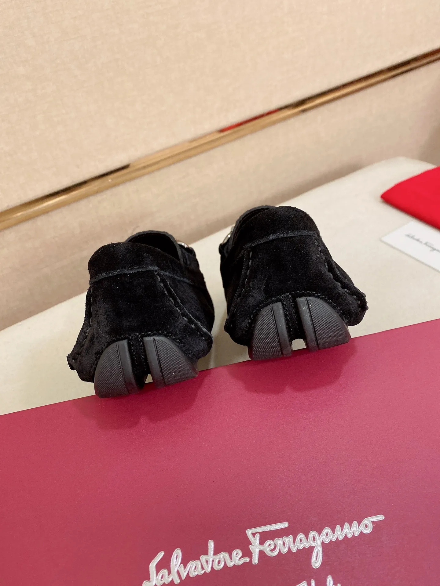 Men's shoes💰: 560💰High-end quality! Ferragamo🆕🆕Exclusive hot-selling products in stock🔥🔥New products on the shelves, high-quality Ferragamo men's pea shoes, high-end casual driving shoes, with complete packaging! 💪 💪 Material: Imported Niujing cowhide 🐂 + Imported high-quality water-dyed cowhide lining + wear-resistant outsole 👍🏻👍🏻 Features: High-end and comfortable, purely handmade 🚀 🚀 Create the perfect shoes that suit you best 🔥 🔥 Size: (38-44) 45 standard size can be customized!